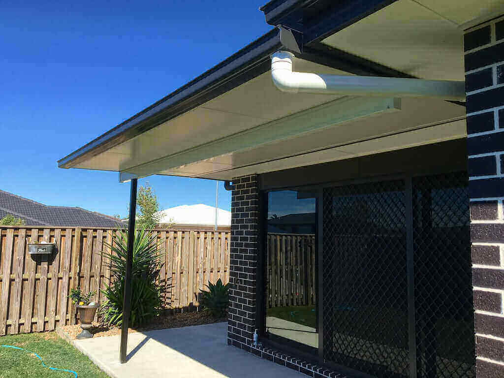 Modern insulated backyard patio with extended overhang, elegantly supported by modern aluminium posts for a striking feature look.