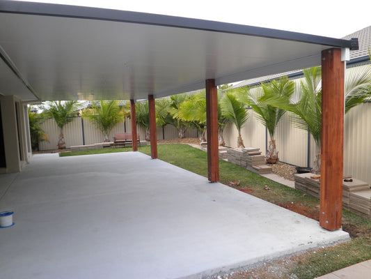 Attached Insulated Patio/Carport Masonry/Brick/Concrete Wall 11 x 2.5m