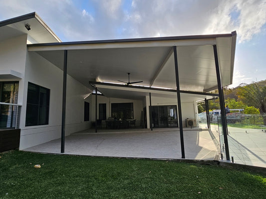 Attached Insulated Patio/Carport Masonry/Brick/Concrete Wall 9 x 4.4m