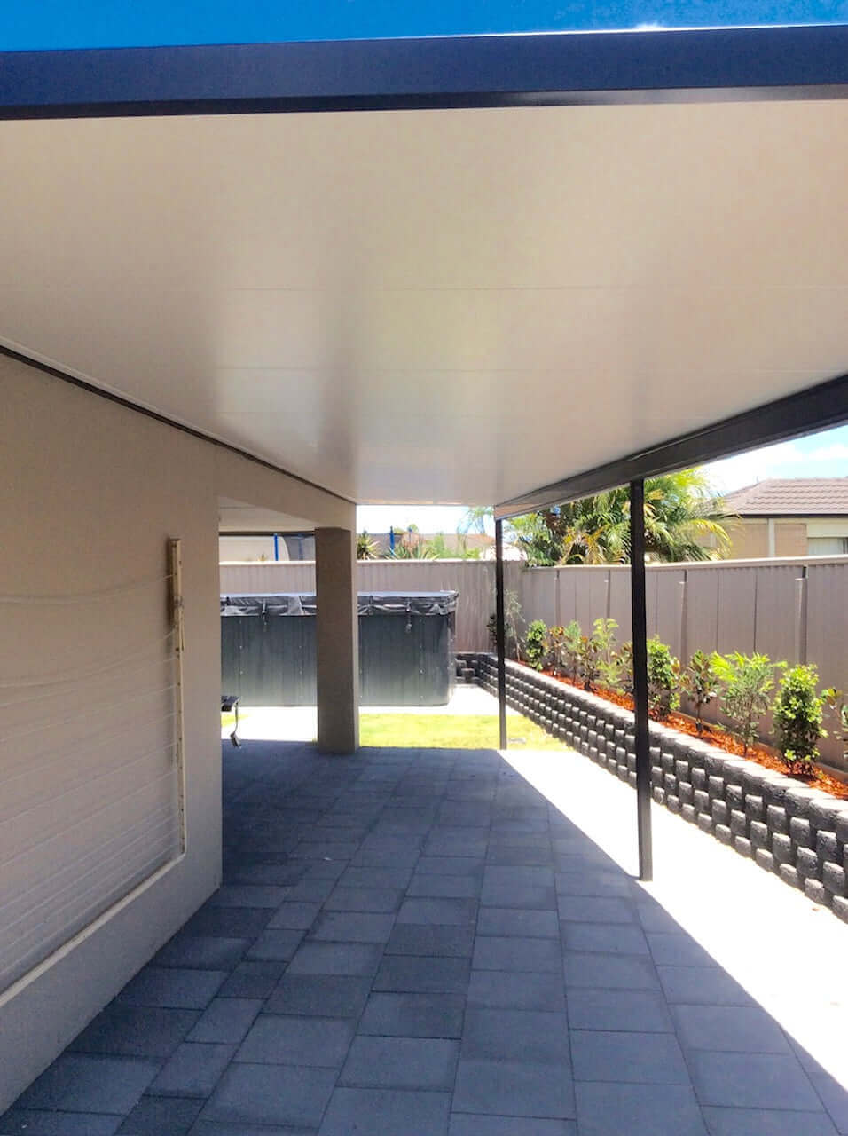 Attached Insulated Patio/Carport Masonry/Brick/Concrete Wall 8 x 2.8m