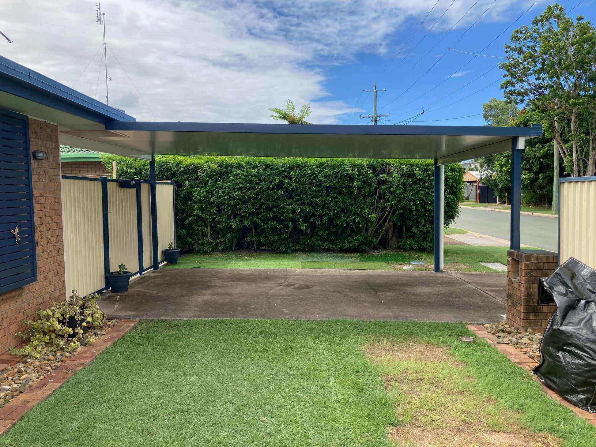 Free-standing single-skin patio/carport, expertly built to last, providing durable protection for vehicles and outdoor areas, while enhancing your home’s aesthetic appeal and creating a versatile space for entertaining or relaxing.